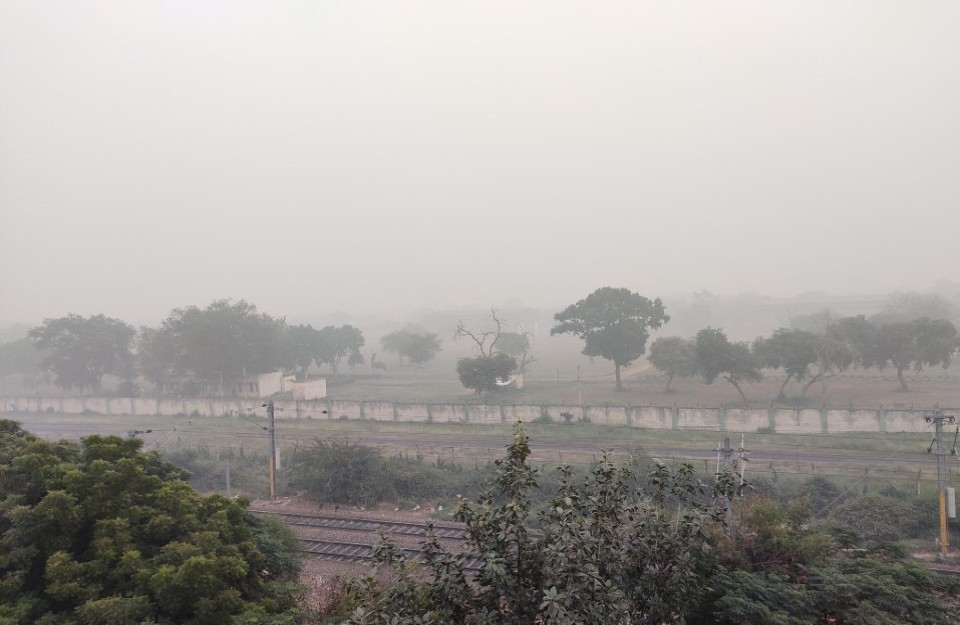 Weather Update 2th to 5th January in Hindi: घना कोहरा और खराब AQI निवासियों और परिवहन के लिए पैदा कर रहा समस्याएँ Weather Update 2th to 5th January in Hindi: घना कोहरा और खराब AQI निवासियों और परिवहन के लिए पैदा कर रहा समस्याएँ