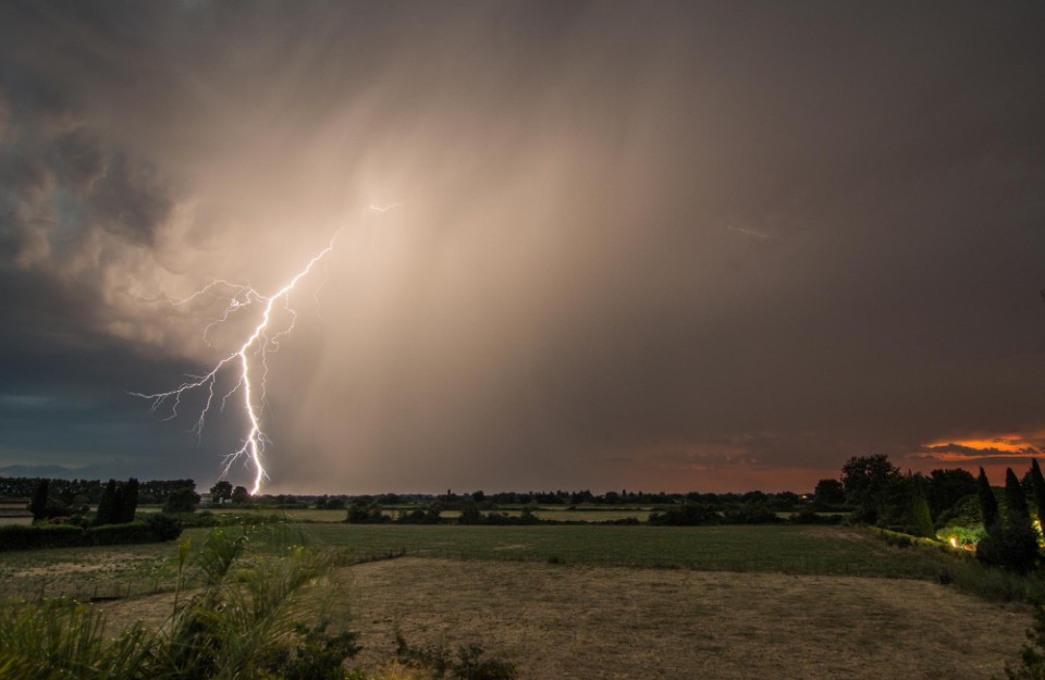 Delhi Braces for Heavy Rain and Strong Winds, Intense Showers Expected in Nearby Areas