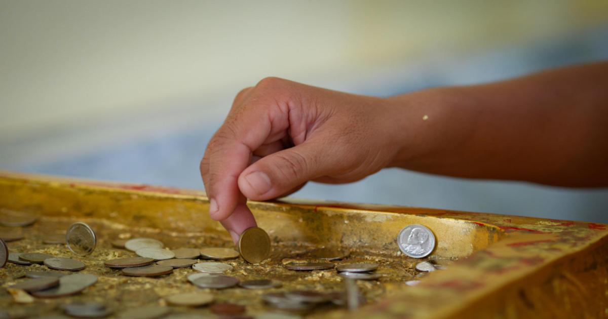 Blessings of eunuchs in Mahakumbh