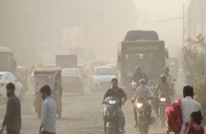 AQI Delhi Today in Hindi: भारतीय शहरों में खतरनाक वायु गुणवत्ता स्तर गंभीर, स्वास्थ्य चिंताएँ कर रहा पैदा