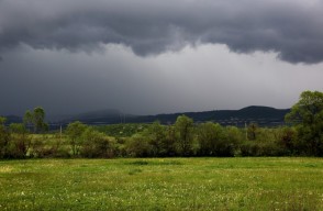 Gujarat Weather Update Today: गुजरात सहित इन राज्यों में हो सकती है बारिश, जानें आपके शहर में कैसा रहेगा मौसम का हाल