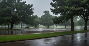 UP Weather Update: यूपी के कई जगहों में बाढ़ की स्थिति तो कहीं गरज के साथ भारी बारिश की संभावना