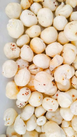 दूध के साथ मखाना का सेवन करने से मिलते हैं गजब के फायदे