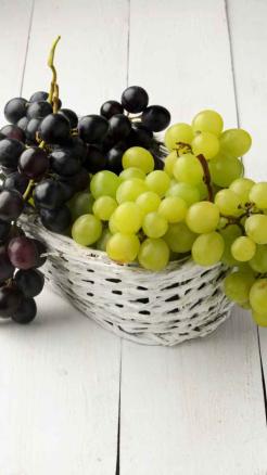 Black and green grapes: A treasure of health! Know their ama...