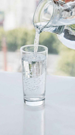 What Happens When You Drink Water on an Empty Stomach? 6 Benefits