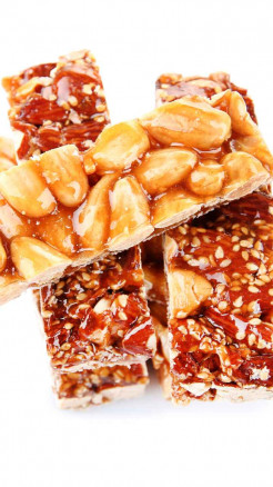 6 Powerful Benefits of Eating Jaggery with Peanuts