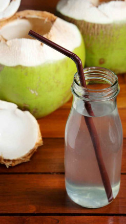 गर्मी में नारियल पानी पीने के 6 जबरदस्त फायदे, शरीर रहेगा ठंडा